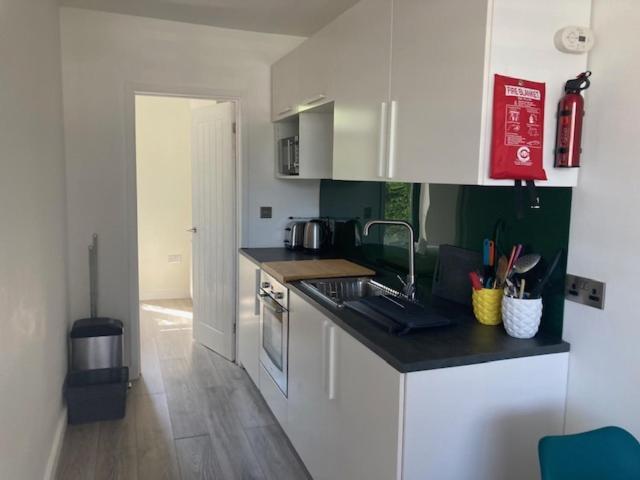 The Salt Box- Lovely Refurbished Annexe, Free Parking, Walk To Porth Beach. Saint Columb Minor المظهر الخارجي الصورة